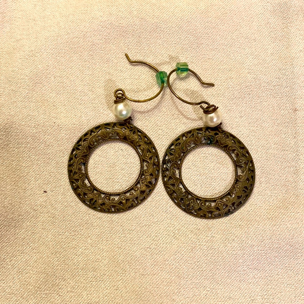 Fashion earrings, bronze with pearl accent